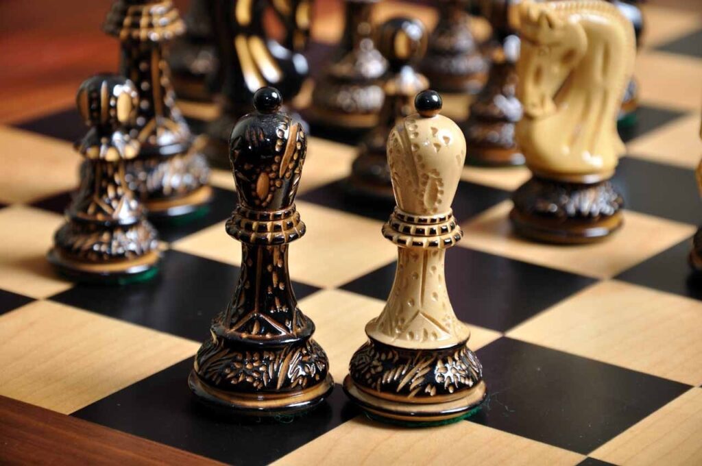 Burnt Zagreb ’59 Series Chess Set and Board